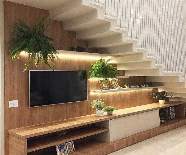 Kệ treo tivi gầm cầu thang tự nhiên