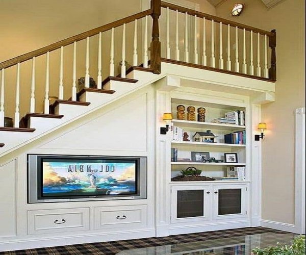 Kệ tivi dưới gầm cầu thang chìm gầm