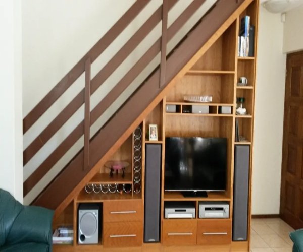 Tủ tivi chéo cạnh chia ngăn tiện lợi