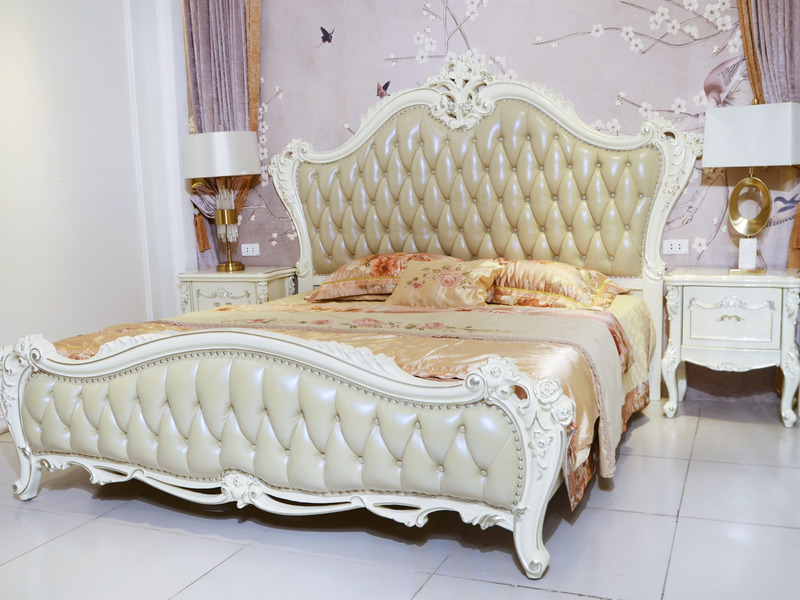 Giường Ngủ Tân Cổ Điển GI8805H-18 màu trắng ngọc trai, chụp chính diện trong phòng ngủ. Giường có đầu và đuôi giường bọc d…