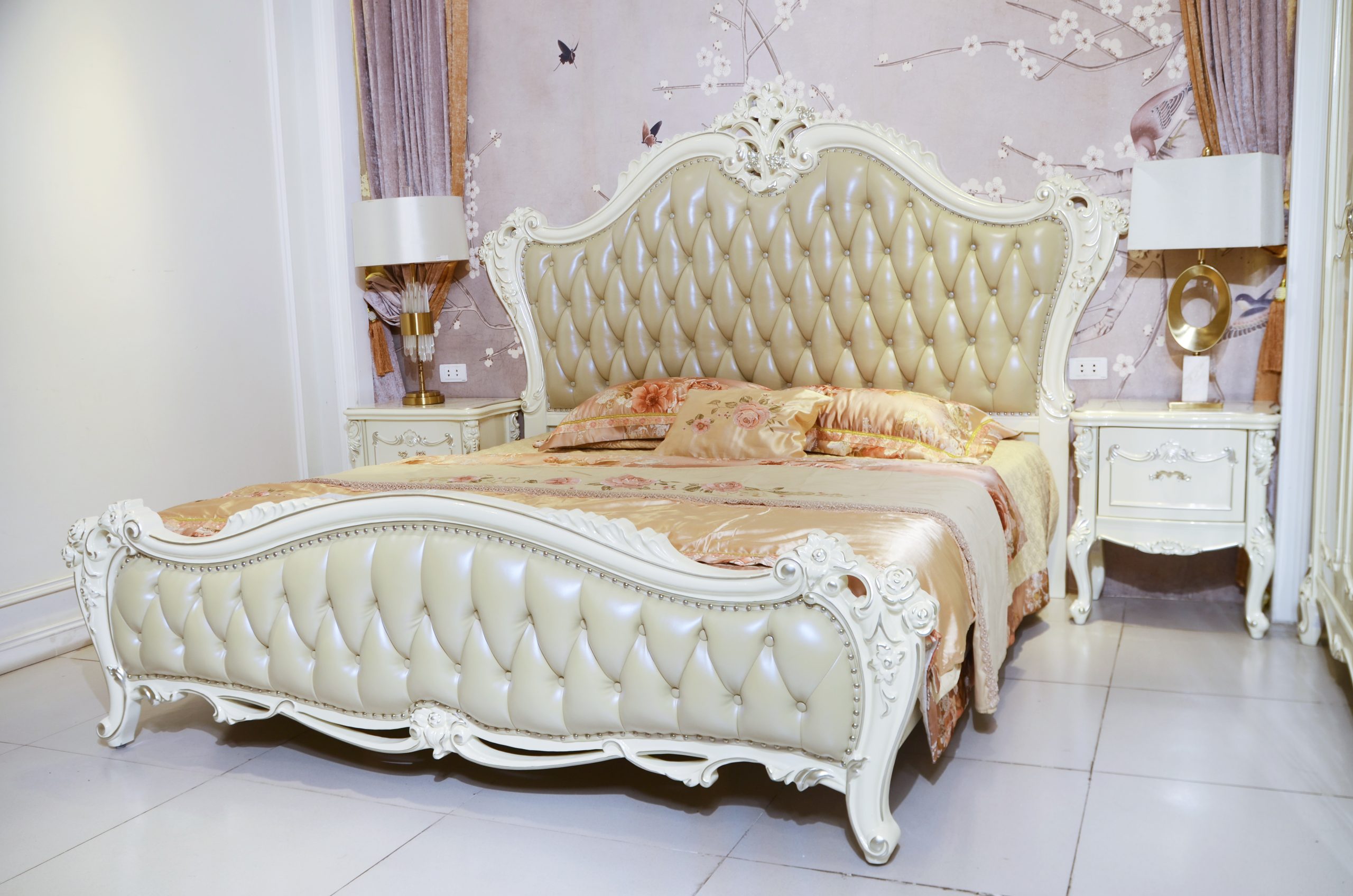 Giường Ngủ Tân Cổ Điển GI8805H-18 màu trắng ngọc trai, chụp chính diện trong phòng ngủ. Giường có đầu và đuôi giường bọc d…