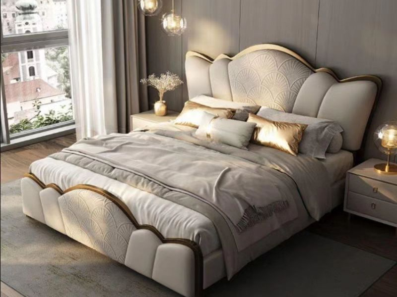 Giường ngủ bọc da GI8335-18 chụp từ góc hơi chéo, thể hiện rõ thiết kế luxury của sản phẩm. Đầu giường có hình vỏ sò cách…