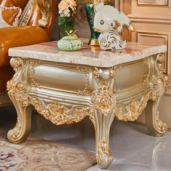 Bàn trà góc mặt đá tự nhiên BG801 được chụp cận cảnh từ góc thấp, đặt cạnh một chiếc sofa bọc da màu nâu. Bàn có mặt đá Hồ…