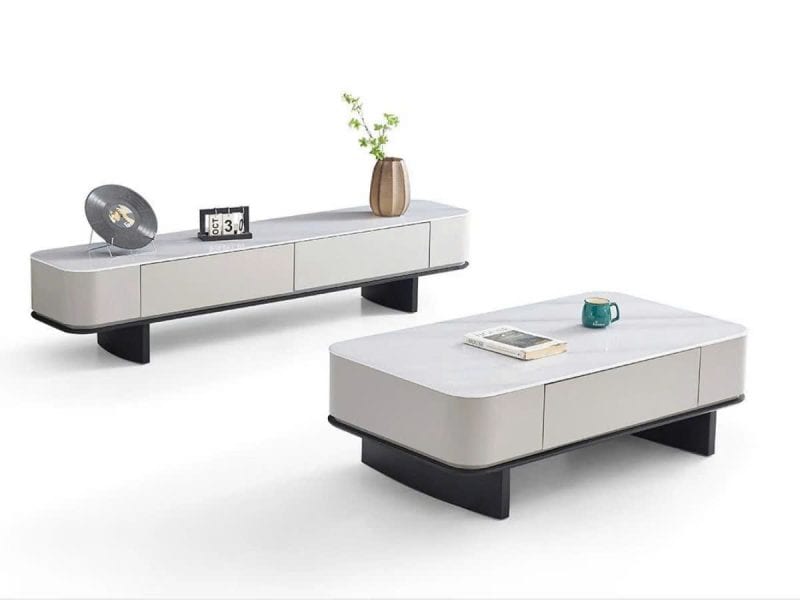 Cặp sản phẩm đồng bộ gồm bàn trà và kệ tivi hiện đại, chụp góc nghiêng trên nền trắng studio. Bàn trà hình chữ nhật bo góc…