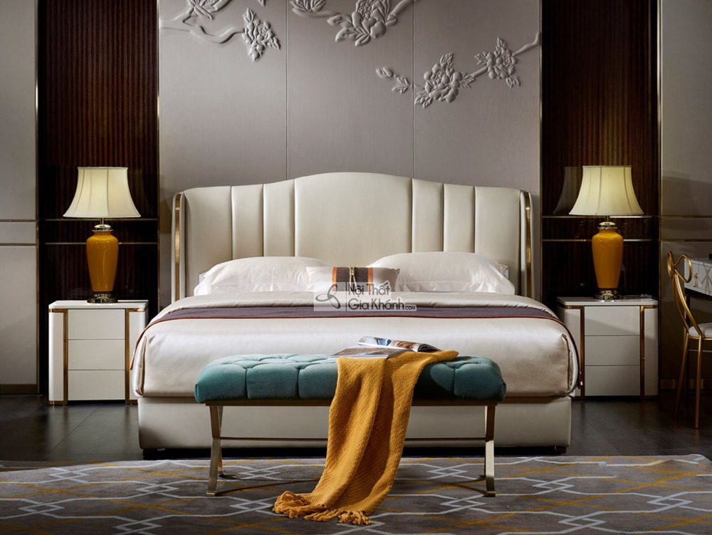Giường ngủ bọc da Luxury GIQF226-18 được chụp chính diện trong một phòng ngủ sang trọng. Đầu giường bo cong mềm mại, bọc d…