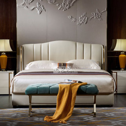 Giường ngủ bọc da Luxury GIQF226-18 được chụp chính diện trong một phòng ngủ sang trọng. Đầu giường bo cong mềm mại, bọc d…