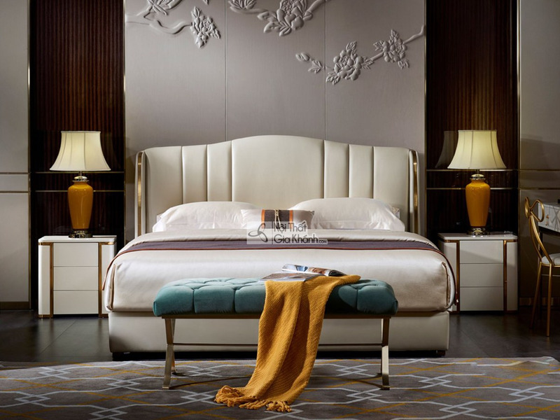 Giường ngủ bọc da Luxury GIQF226-18 được chụp chính diện trong một phòng ngủ sang trọng. Đầu giường bo cong mềm mại, bọc d…