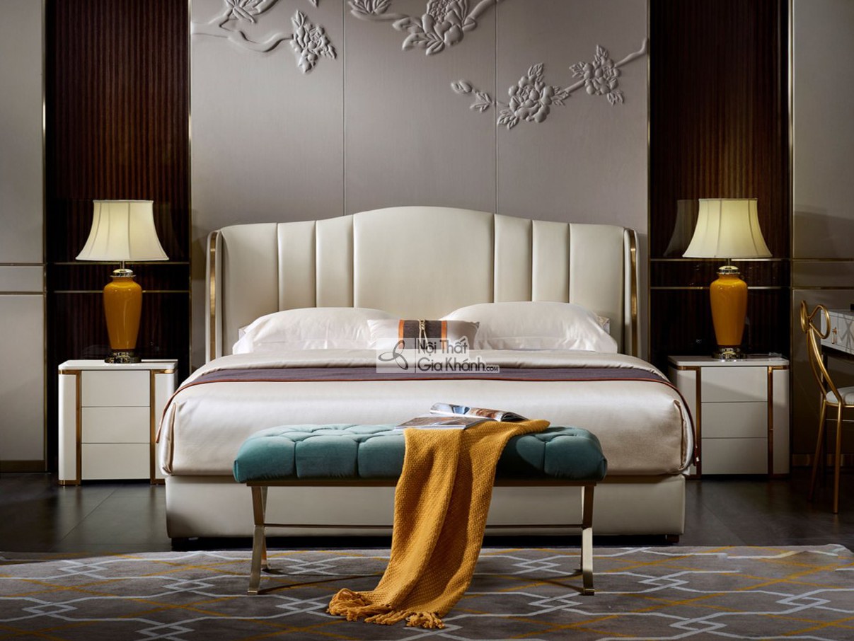 Giường ngủ bọc da Luxury GIQF226-18 được chụp chính diện trong một phòng ngủ sang trọng. Đầu giường bo cong mềm mại, bọc d…