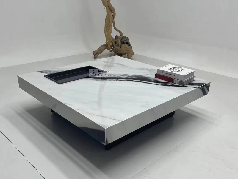 Bàn trà vuông mặt đá nhập khẩu GK08-1M4 được chụp từ góc thấp, tập trung vào mặt bàn và kiểu dáng tổng thể. Mặt bàn bằng đ…