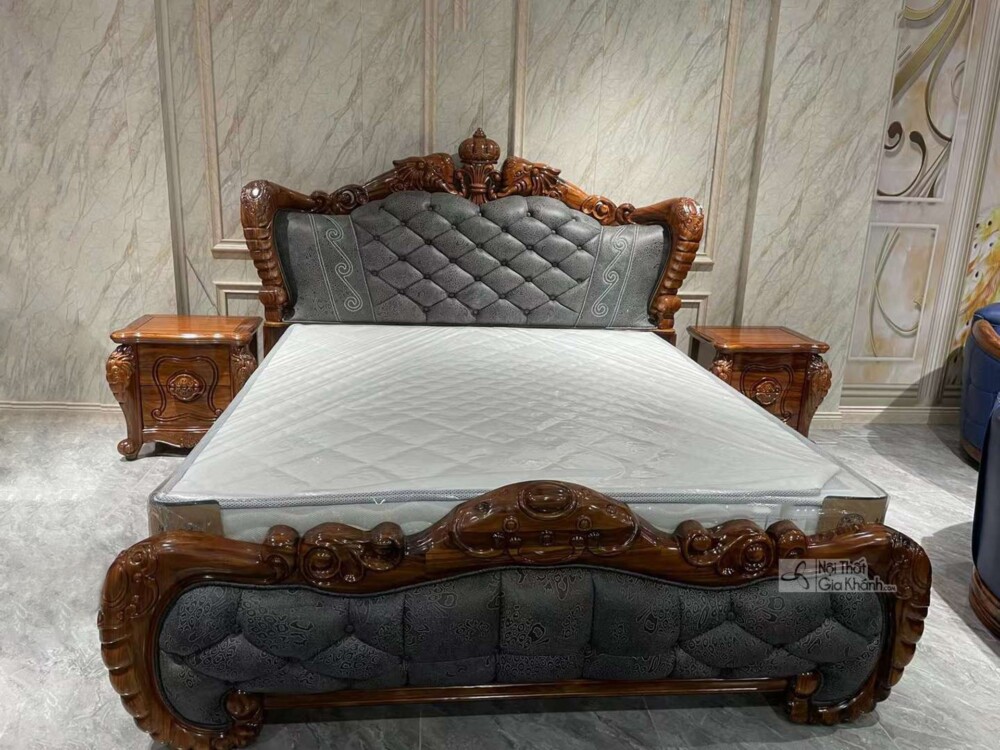 Cận cảnh giường ngủ King size GI808-20 với khung gỗ Mun Nam Phi màu nâu sẫm, chạm khắc hoa văn cầu kỳ. Đầu giường và đuôi…