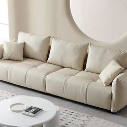 Sofa băng SFA09-4 màu kem nhạt, chụp từ góc hơi chếch phía trước, đặt trong không gian phòng khách hiện đại. Sofa có thiết…