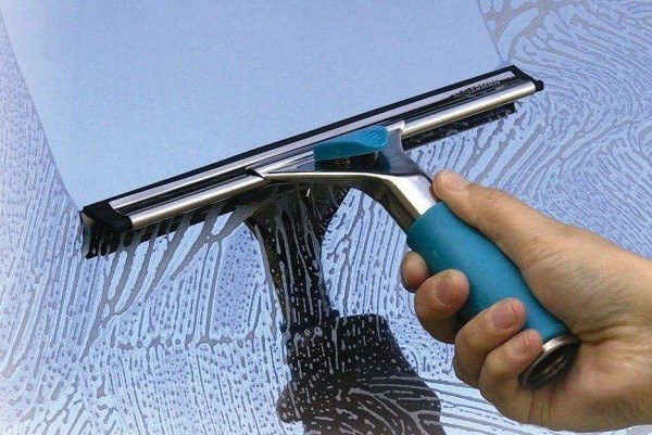 Vệ sinh bàn trà mặt kính bằng khăn mềm và dung dịch chuyên dụng