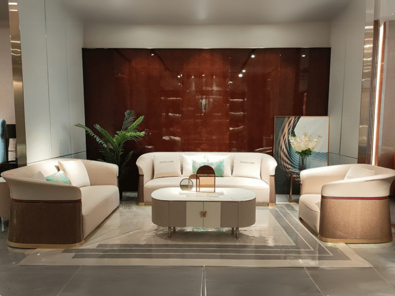 Bộ sofa luxury SBGD15-123 được chụp chính diện trong không gian phòng khách sang trọng, với tường ốp gỗ veneer màu nâu đỏ…