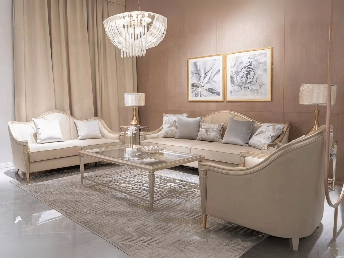Phòng khách sang trọng với bàn trà BTM102-142 làm trung tâm, kết hợp bộ sofa bọc nỉ màu kem. Bàn trà mặt kính cường lực, k…