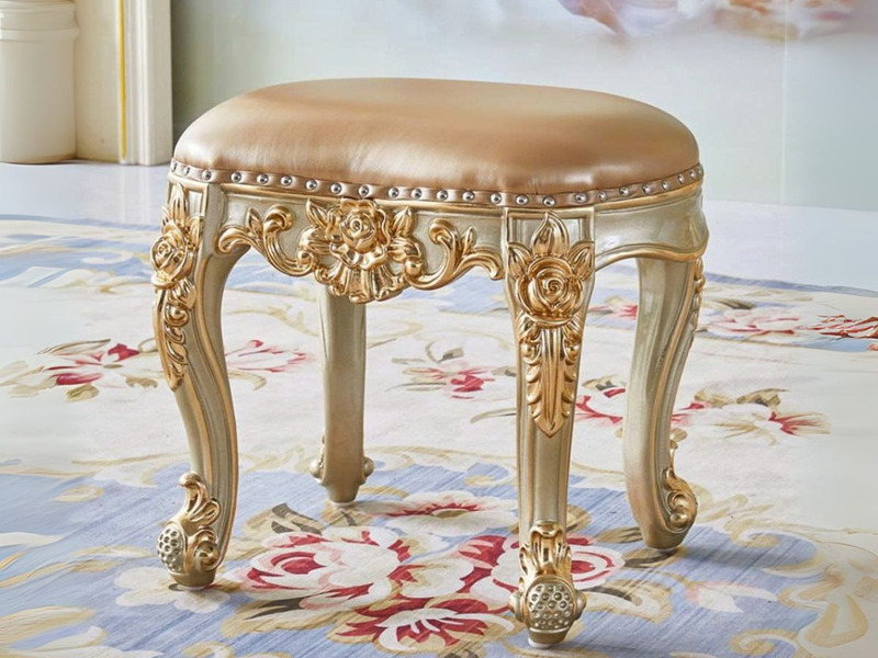 Ghế đôn sofa GT02 phong cách tân cổ điển, chụp chính diện trên thảm trải sàn họa tiết hoa. Ghế có đệm ngồi bọc da bò tự nh…
