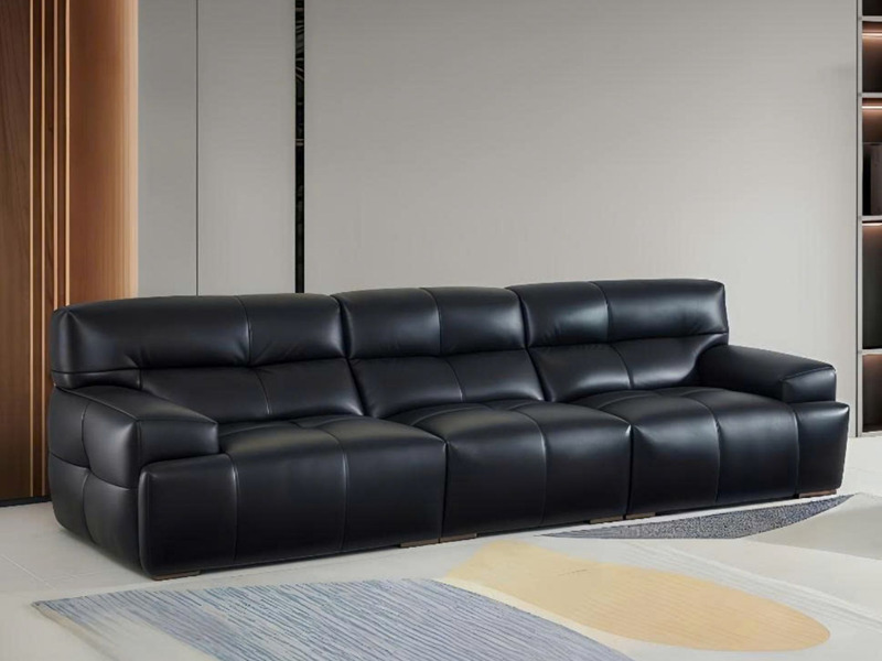 Sofa băng SF-B8131 màu đen tuyền, chụp ngang từ góc hơi chếch, nổi bật kiểu dáng hiện đại, tối giản với bốn đệm ngồi và tự…