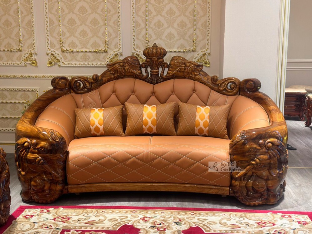 Chi tiết ghế sofa băng đôi của bộ SF808-1124, nổi bật với phần khung gỗ mun tự nhiên được chạm khắc hoa văn cầu kỳ, đặc bi…