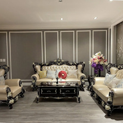 Bộ sofa tân cổ điển SB923G-123 gồm một ghế đơn, một ghế đôi và một ghế ba, cùng bàn trà trung tâm, được chụp toàn cảnh tro…