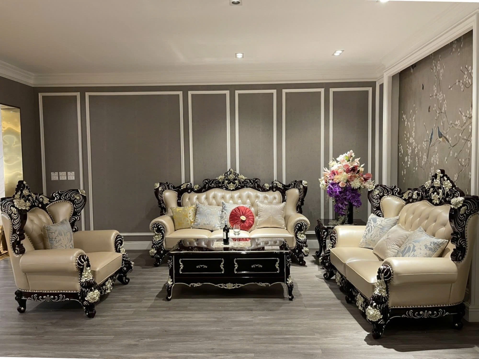 Sofa tân cổ điển khung gỗ đen bóng chạm khắc, phối cùng tông kem vàng