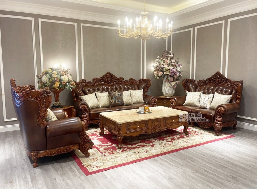 Góc chụp hơi chếch về bên trái của bộ sofa SB998GG-123, làm nổi bật đường nét uốn lượn và các chi tiết chạm khắc thủ công…