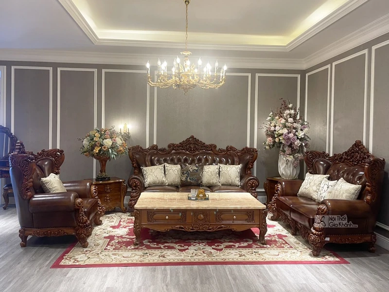 Toàn cảnh bộ sofa tân cổ điển SB998GG-123 màu nâu gỗ và nâu da, được chụp từ góc chính diện trong một phòng khách sang trọ…