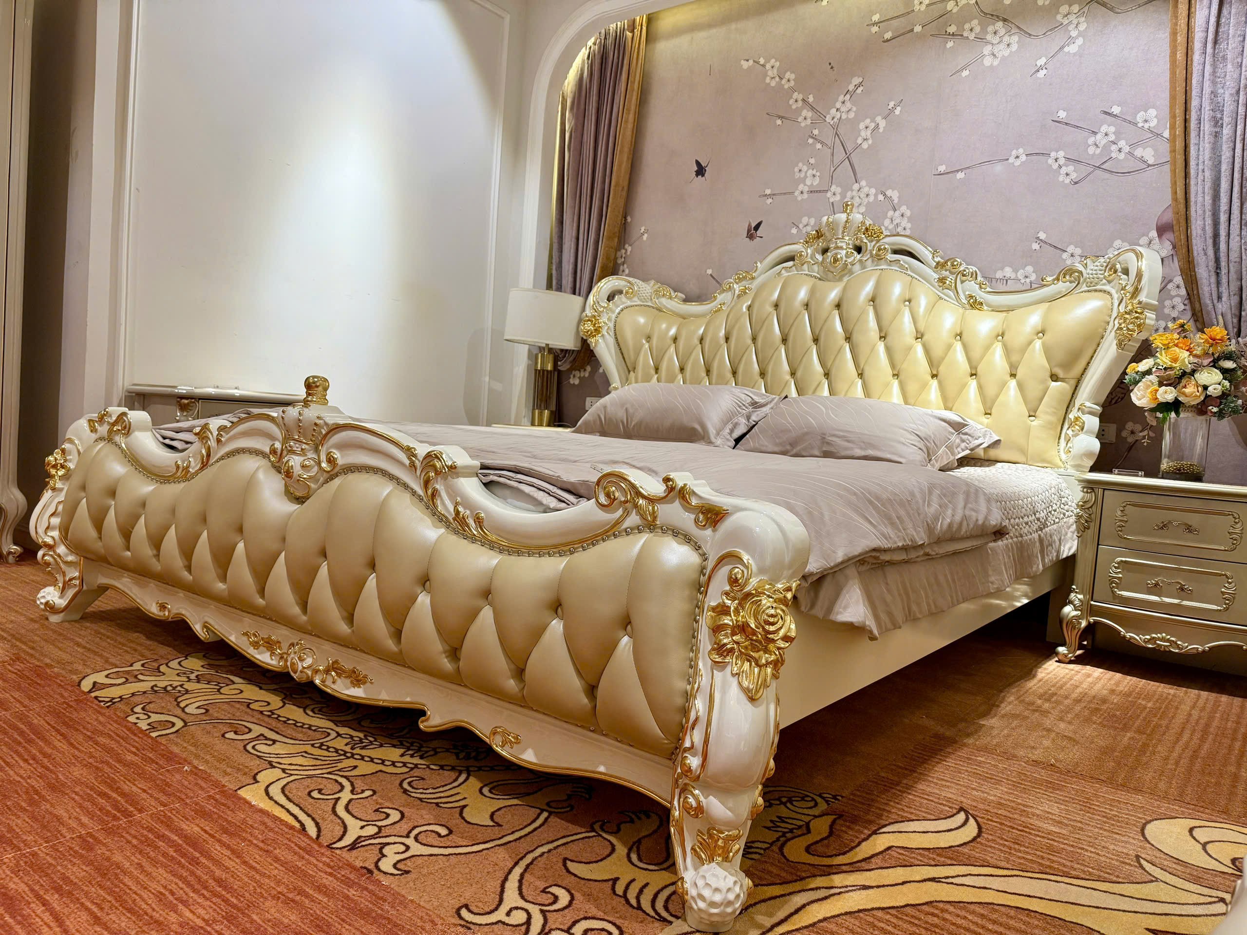 Giường ngủ GIB68-20 được chụp từ góc nghiêng bên phải, thể hiện rõ phần đuôi giường và các đường cong mềm mại của khung gỗ…