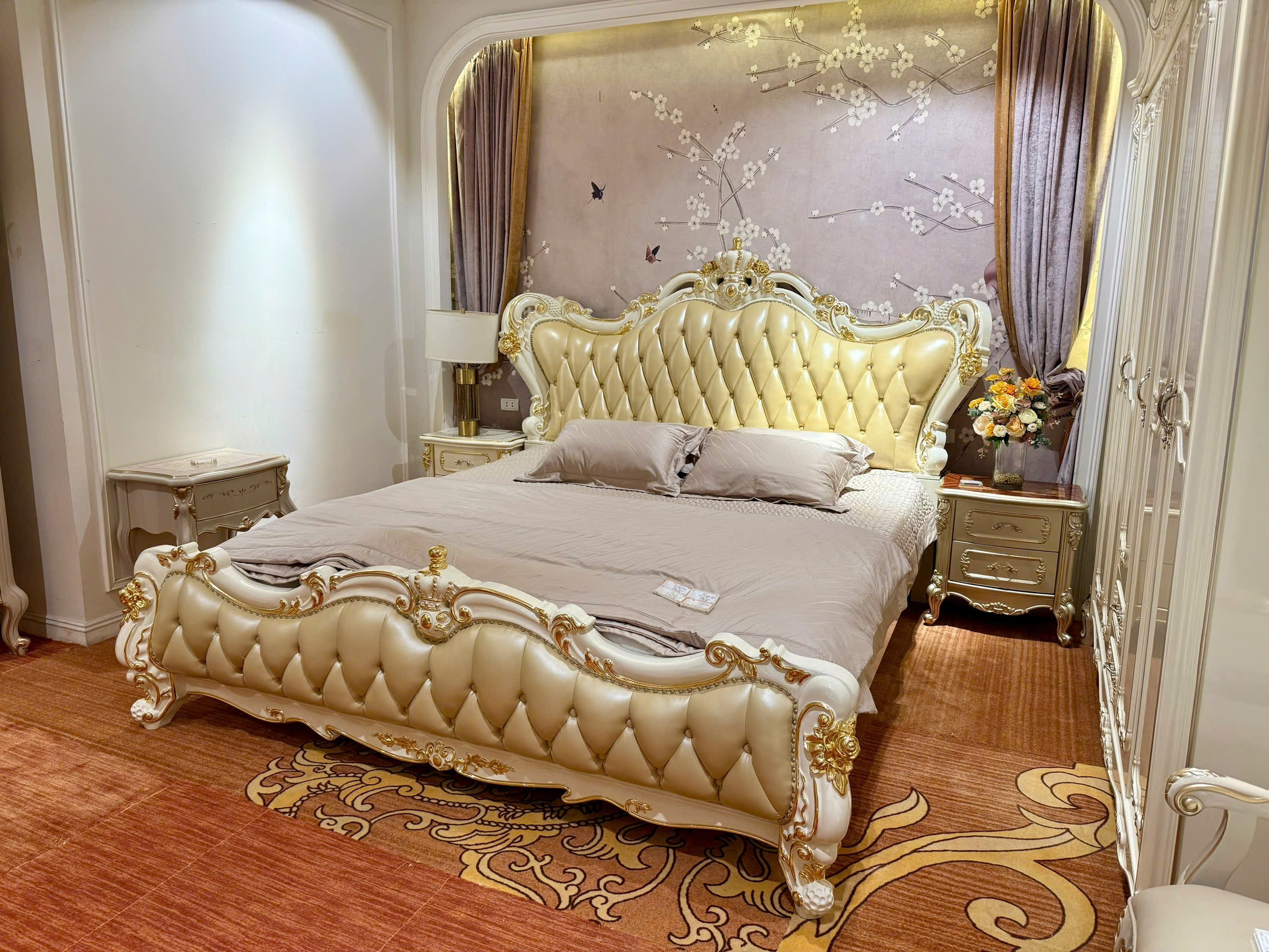 Giường ngủ tân cổ điển GIB68-20 được chụp từ góc chính diện, tập trung vào vẻ đẹp tổng thể của sản phẩm. Đầu giường bọc da…