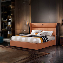 Giường ngủ Luxury GIGD03-18 bọc da Napa màu nâu da bò, nổi bật với đầu giường bo cong và hai bên ốp gỗ sẫm màu, có logo th…