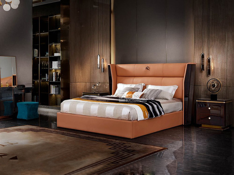 Giường ngủ Luxury GIGD03-18 bọc da Napa màu nâu da bò, nổi bật với đầu giường bo cong và hai bên ốp gỗ sẫm màu, có logo th…