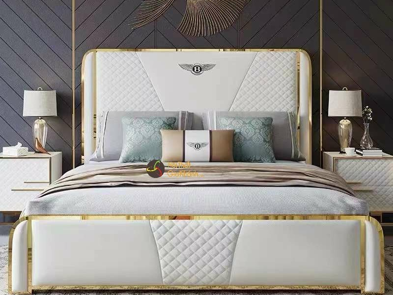 Giường ngủ Luxury GI802-18 được chụp chính diện trong một phòng ngủ sang trọng. Giường có khung bọc da màu trắng kem với c…