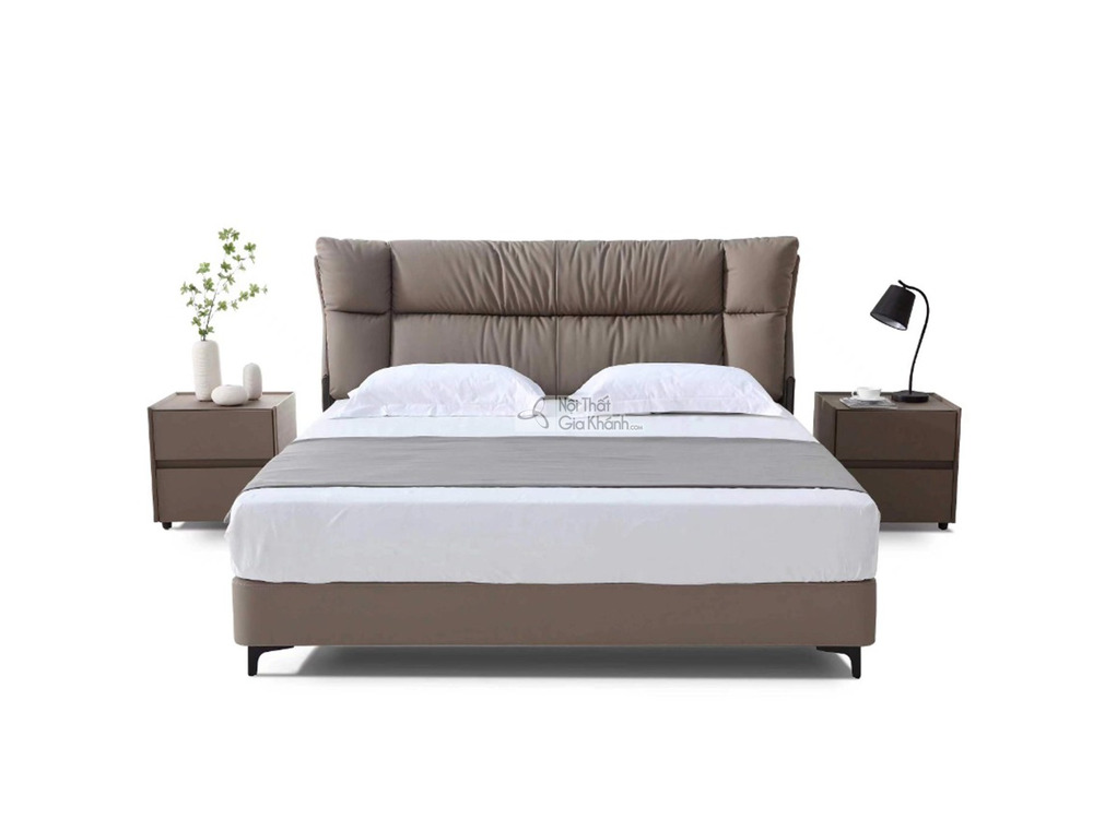Giường ngủ bọc da hiện đại GIBJ091-18 được chụp chính diện trên nền trắng, nổi bật với đầu giường cao, bọc da màu nâu be v…
