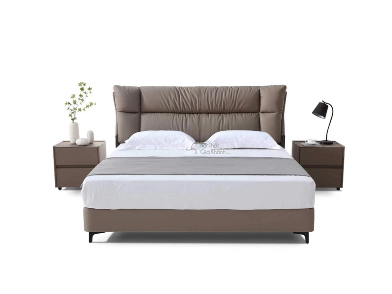 Giường ngủ bọc da hiện đại GIBJ091-18 được chụp chính diện trên nền trắng, nổi bật với đầu giường cao, bọc da màu nâu be v…