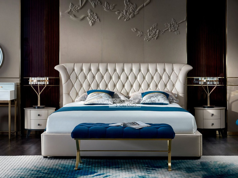 Giường ngủ bọc da luxury GIQF273-18 được chụp chính diện trong một phòng ngủ sang trọng. Đầu giường cao, bọc da bò tự nhiê…