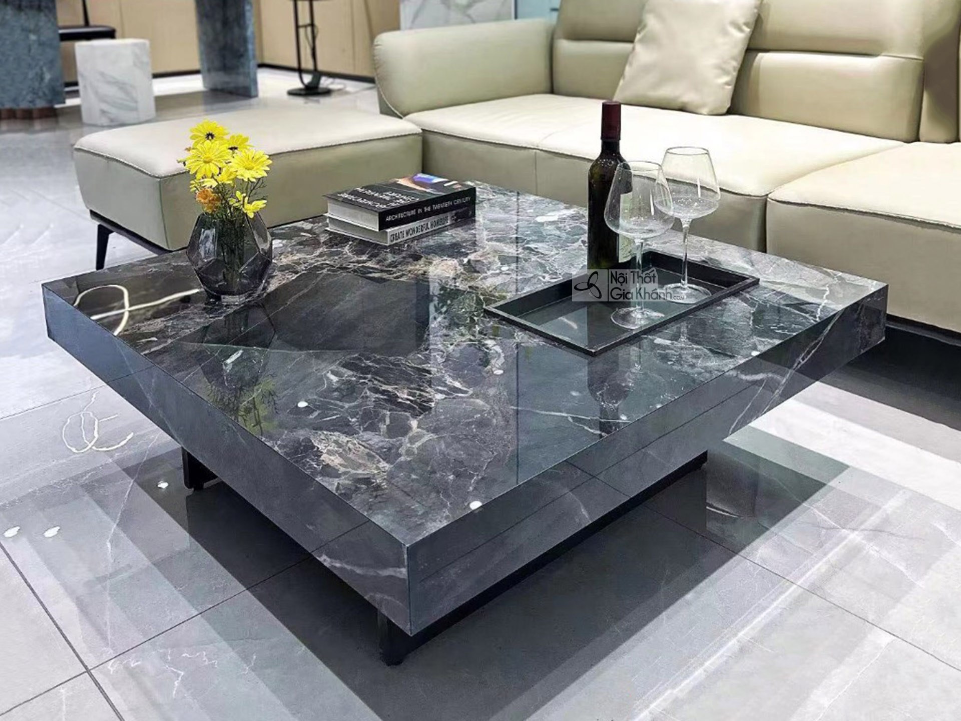 Bàn trà vuông mặt đá GK03-1M1 được chụp từ góc hơi cao, đặt trong không gian phòng khách hiện đại. Bàn có mặt đá cẩm thạch…