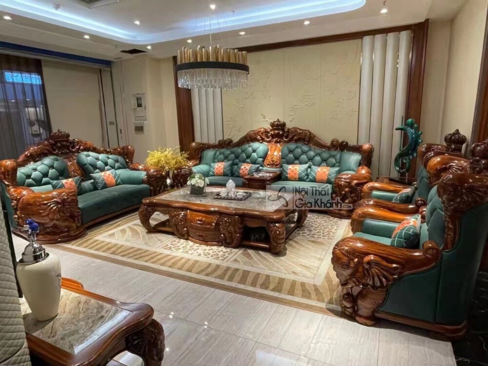 Góc chụp cận cảnh bộ sofa gỗ mun GK05-1124, tập trung vào băng sofa dài, hai ghế đơn và bàn trà. Khung gỗ mun Nam Phi màu…