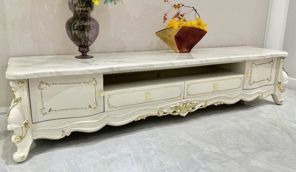 Hình ảnh cận cảnh kệ tivi KTA20-22, tập trung vào chi tiết mặt đá nhân tạo màu trắng vân xám nhẹ và các đường nét chạm khắ…
