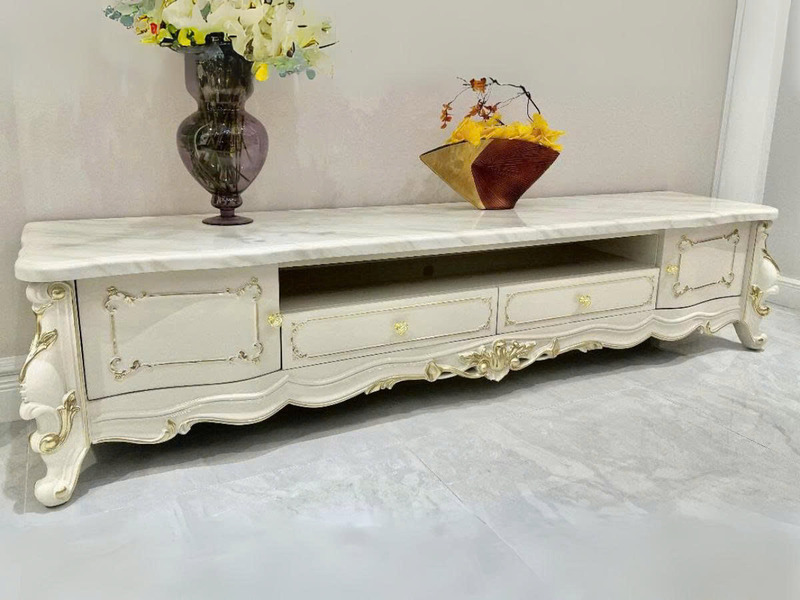 Kệ tivi tân cổ điển KTA20-22 được chụp chính diện, nổi bật với mặt đá nhân tạo vân mây trắng sang trọng. Thân kệ màu trắng…