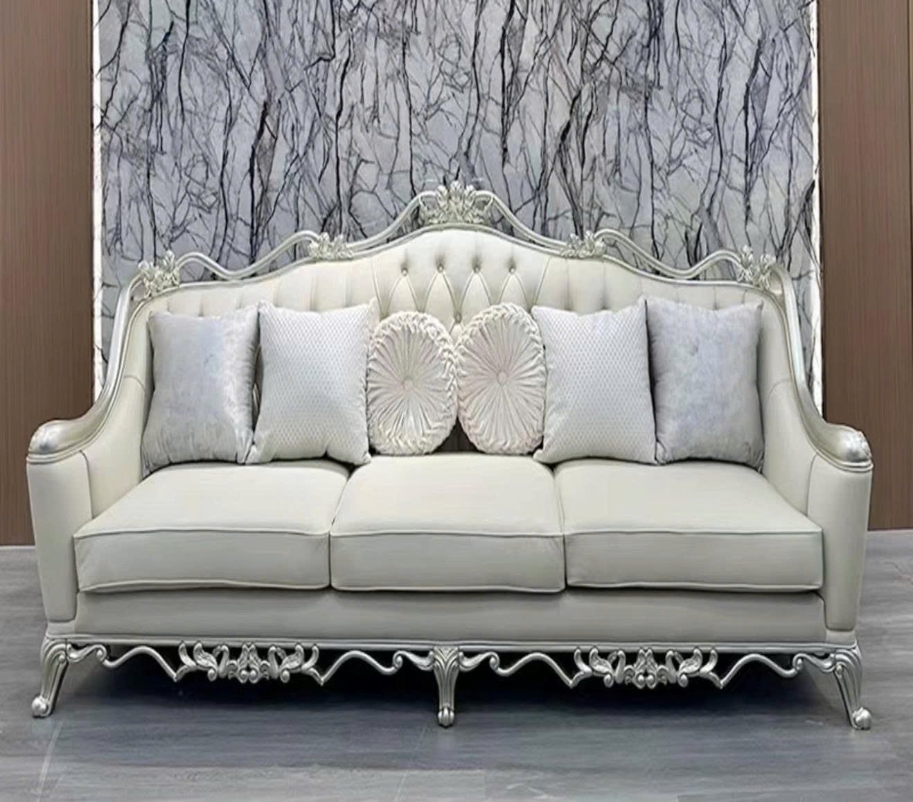 Ghế sofa băng dài (băng 4) của bộ M888-124 được chụp chính diện, với thiết kế bề thế và sang trọng. Sofa bọc da sinh thái…