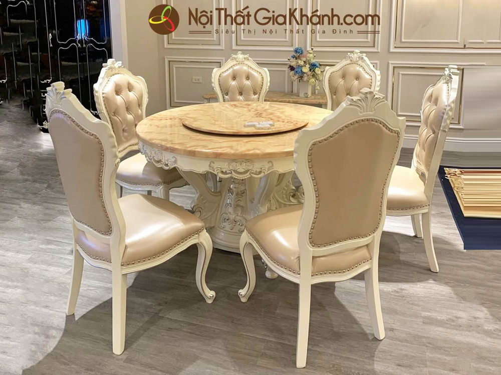 Bộ bàn ăn tròn tân cổ điển PAQ09H-1M35 màu trắng ngọc trai, chụp từ góc hơi chếch, nổi bật bàn ăn mặt đá Hồng ngọc long nh…