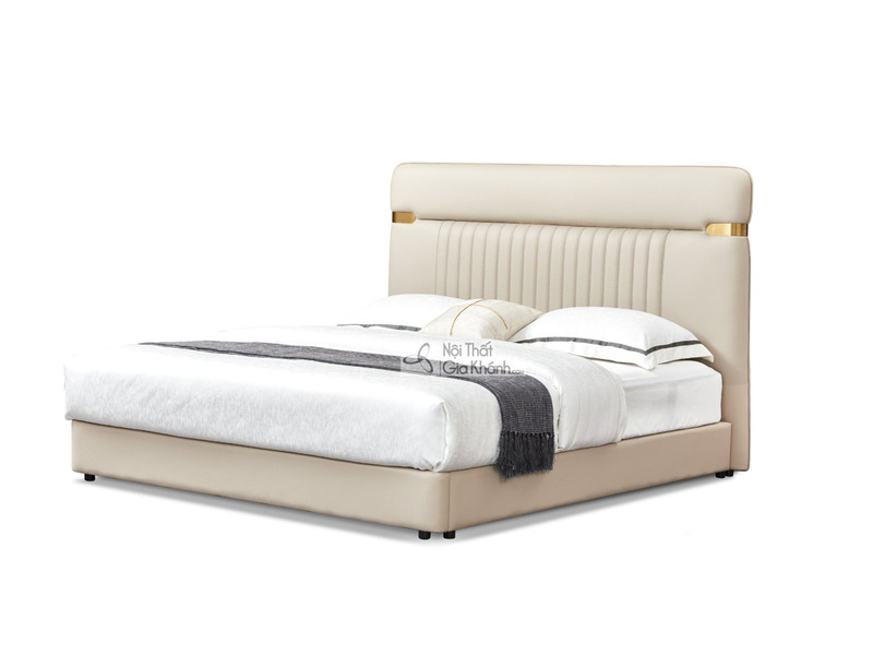 Giường ngủ bọc da luxury GIQF297-18 được chụp từ góc hơi chếch phía trước, làm nổi bật phần đầu giường cao, bo cong mềm mạ…