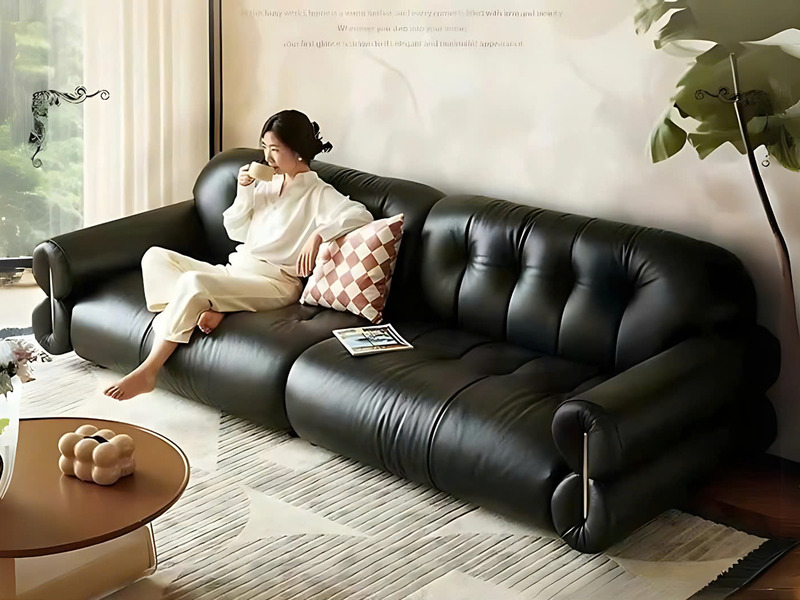 Sofa băng SF-HY03 màu đen được chụp từ góc hơi chếch phía trước, làm nổi bật toàn bộ chiều dài và thiết kế hiện đại. Sofa…