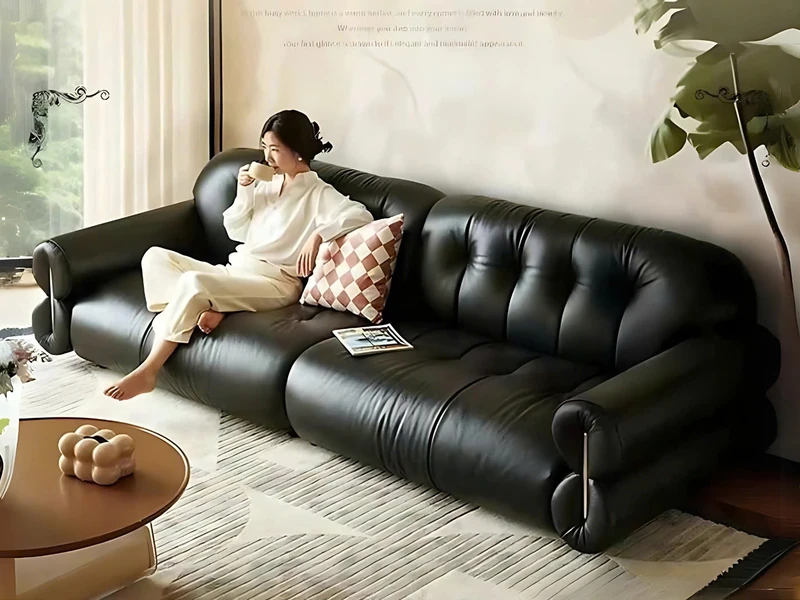 Sofa băng SF-HY03 màu đen được chụp từ góc hơi chếch phía trước, làm nổi bật toàn bộ chiều dài và thiết kế hiện đại. Sofa…