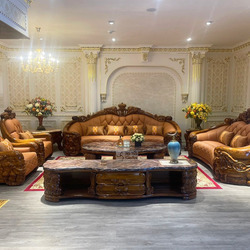 Toàn cảnh bộ sofa gỗ mun SF808-1124 từ góc rộng hơn, trưng bày trong showroom Gia Khánh. Bộ sản phẩm gồm ghế sofa băng, ha…