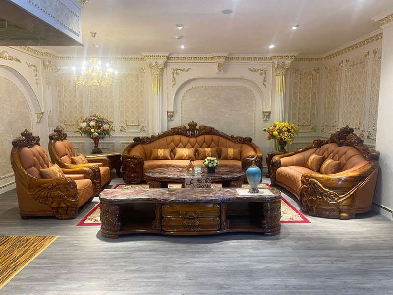 Toàn cảnh bộ sofa gỗ mun SF808-1124 từ góc rộng hơn, trưng bày trong showroom Gia Khánh. Bộ sản phẩm gồm ghế sofa băng, ha…