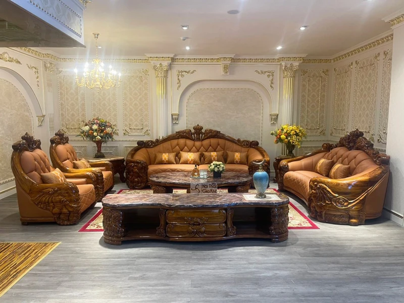 Toàn cảnh bộ sofa gỗ mun SF808-1124 từ góc rộng hơn, trưng bày trong showroom Gia Khánh. Bộ sản phẩm gồm ghế sofa băng, ha…
