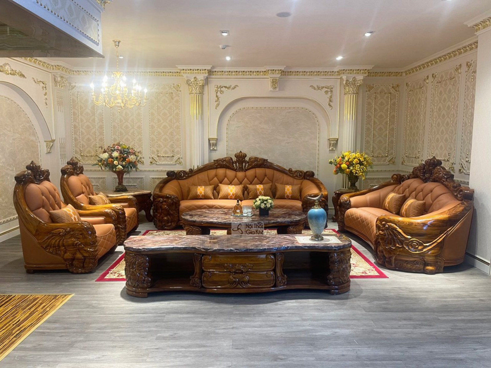 Toàn cảnh bộ sofa gỗ mun SF808-1124 từ góc rộng hơn, trưng bày trong showroom Gia Khánh. Bộ sản phẩm gồm ghế sofa băng, ha…