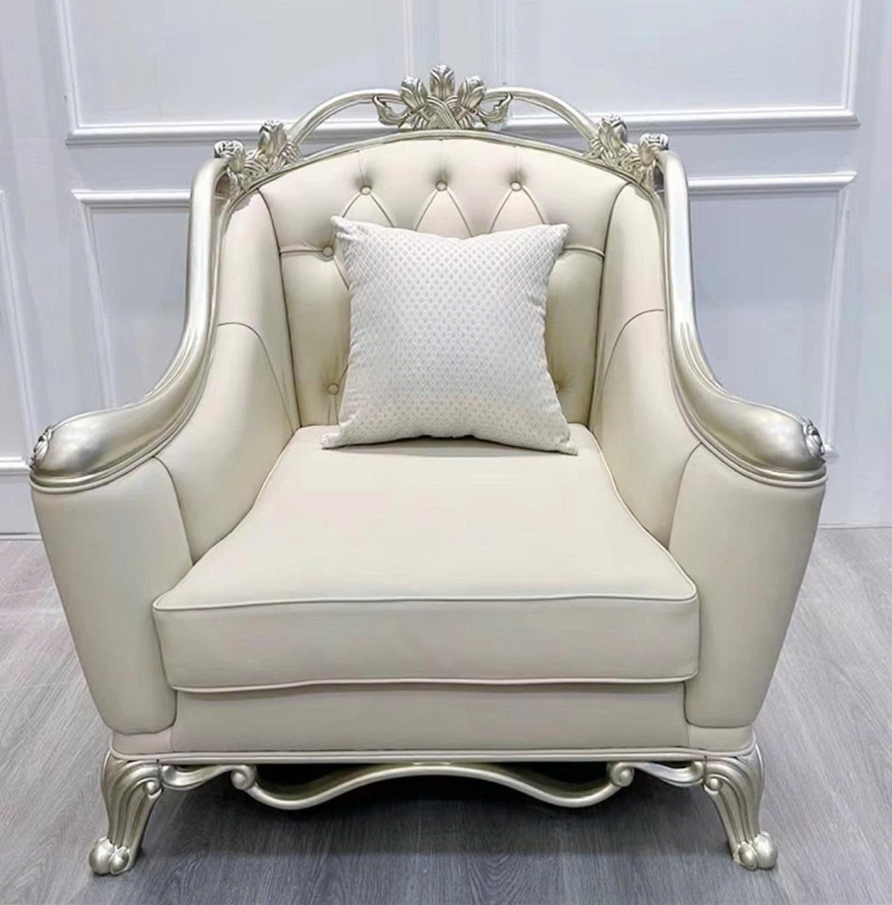 Ghế sofa đơn (băng 1) của bộ M888-124 được chụp chính diện, nổi bật với thiết kế tân cổ điển. Ghế bọc da sinh thái màu kem…