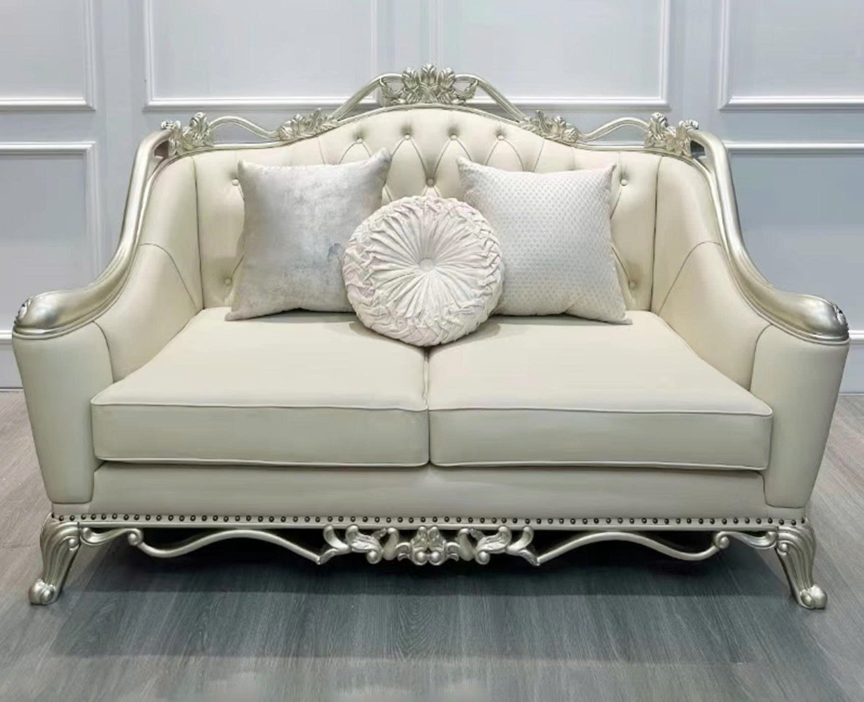 Ghế sofa băng đôi (băng 2) của bộ M888-124 được chụp chính diện, thể hiện rõ đường nét thiết kế tân cổ điển. Sofa bọc da s…