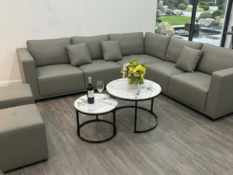 Toàn cảnh bộ bàn trà đôi chân tròn BT01- 50/70 đặt giữa không gian phòng khách hiện đại. Hai bàn trà mặt đá nung kết vân t…