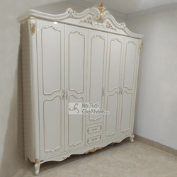 Tủ quần áo 5 cánh TU8803H dát vàng họa tiết được chụp chính diện trong một căn phòng trống với tường trắng và sàn gạch màu…